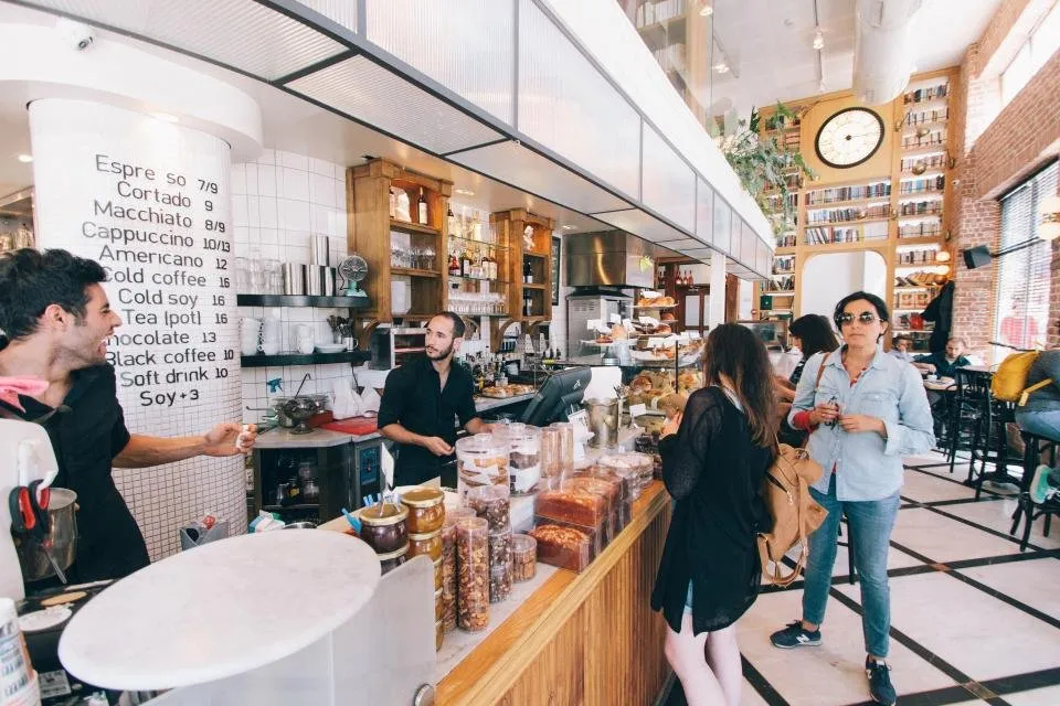 Interior de una tienda con mostrador y estanterías