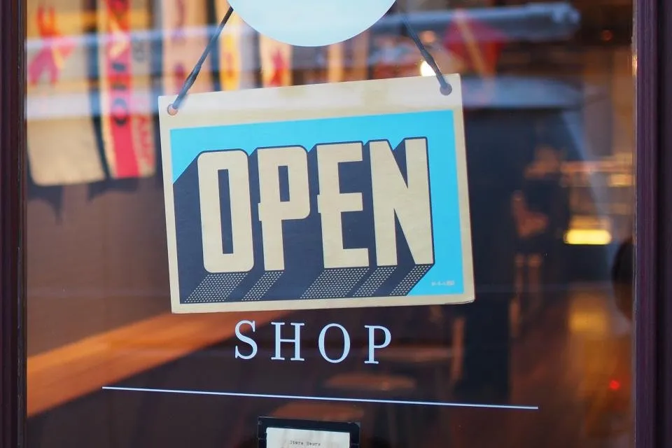 Cartel de «Open» colgado en el escaparate de una tienda